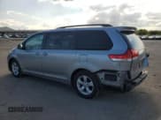 ✅ 2013 Toyota Sienna LE • VIN: 5TDKK3DCXDS374045 • Lot: 83848195. Wystawiony na Copart z przebiegiem 146 664 mil. Bezpłatny archiwum sprzedaży aukcyjnych z USA i szczegółowy raport historii pojazdu na DreamBid. Zdjęcie 2.