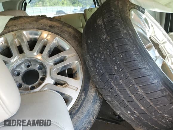 ✅ 2013 Ford Expedition Limited • VIN: 1FMJU2A59DEF31300 • Lot: 71456035. Wystawiony na Copart z przebiegiem 200 169 mil. Bezpłatny archiwum sprzedaży aukcyjnych z USA i szczegółowy raport historii pojazdu na DreamBid. Zdjęcie 13.