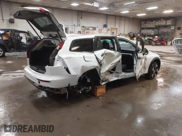 ✅ 2020 Volvo V60 • VIN: YV4102WK0L1037649 • Лот: 41043003. Опубликован ранее на IAAI с пробегом 103 613 миль. Бесплатный доступ к архиву аукционных продаж из США и подробный отчёт об истории автомобиля на DreamBid. Изображение 4.