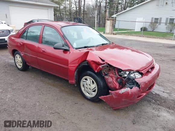 ✅ 1999 Ford Escort SE • VIN: 1FAFP13P5XW228965 • Lot: 42023231. Wystawiony na IAAI z przebiegiem 99 184 mil. Bezpłatny archiwum sprzedaży aukcyjnych z USA i szczegółowy raport historii pojazdu na DreamBid. Zdjęcie 1.