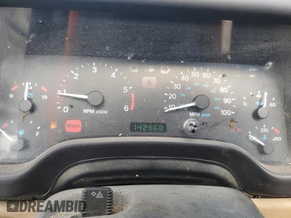 ✅ 2000 Jeep Wrangler Sahara • VIN: 1J4FA59SXYP753332 • Лот: 65791205. Опубликован ранее на Copart с пробегом 142 868 миль. Бесплатный доступ к архиву аукционных продаж из США и подробный отчёт об истории автомобиля на DreamBid. Изображение 9.