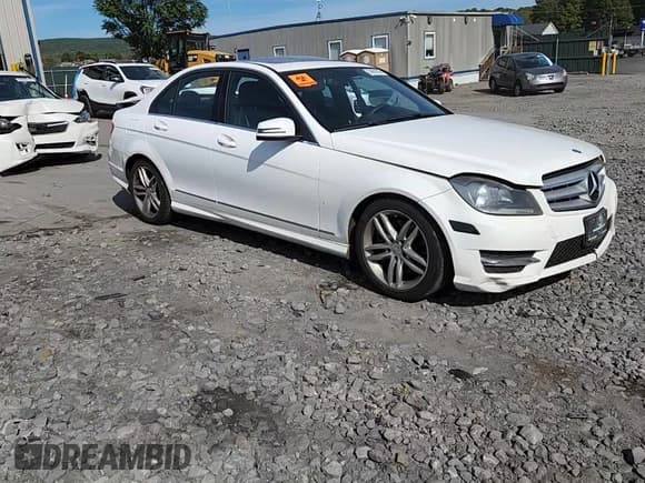 ✅ 2013 Mercedes-Benz C 300 Sport • VIN: WDDGF8AB2DR287781 • Лот: 84990025. Опубликован ранее на Copart с пробегом 148 004 миль. Бесплатный доступ к архиву аукционных продаж из США и подробный отчёт об истории автомобиля на DreamBid. Изображение 13.