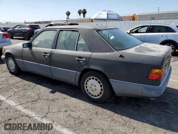 ✅ 1992 Mercedes-Benz 300 E • VIN: WDBEA30D2NB596584 • Лот: 61810125. Опубликован ранее на Copart с пробегом 134 906 миль. Бесплатный доступ к архиву аукционных продаж из США и подробный отчёт об истории автомобиля на DreamBid. Изображение 2.