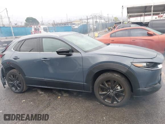✅ 2023 Mazda CX-30 Premium • VIN: 3MVDMBDYXPM556775 • Lot: 43704985. Wystawiony na IAAI z przebiegiem 13 700 mil. Bezpłatny archiwum sprzedaży aukcyjnych z USA i szczegółowy raport historii pojazdu na DreamBid. Zdjęcie 13.