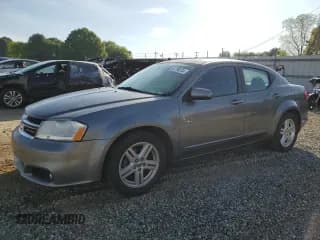 ✅ 2013 Dodge Avenger SXT • VIN: 1C3CDZCB3DN590341 • Лот: 50780234. Опубликован ранее на Copart с пробегом 255 030 миль. Бесплатный доступ к архиву аукционных продаж из США и подробный отчёт об истории автомобиля на DreamBid. Изображение 1.