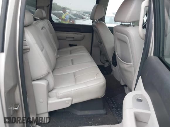 ✅ 2009 Chevrolet Silverado 1500 • VIN: 3GCFC13509G236722 • Lot: 43110882. Wystawiony na IAAI z przebiegiem 217 493 mil. Bezpłatny archiwum sprzedaży aukcyjnych z USA i szczegółowy raport historii pojazdu na DreamBid. Zdjęcie 8.