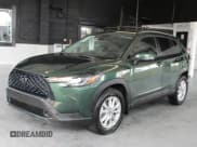 ✅ 2022 Toyota Corolla Cross LE • VIN: 7MUBAABG2NV037163 • Lot: 65779015. Wystawiony na Copart z przebiegiem 23 400 mil. Bezpłatny archiwum sprzedaży aukcyjnych z USA i szczegółowy raport historii pojazdu na DreamBid. Zdjęcie 2.