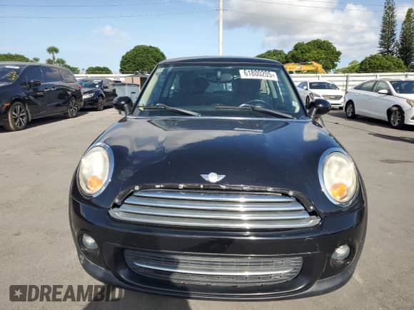 2011 MINI Hardtop with VIN WMWSU3C5XBT094683, listed as a Copart auction lot 61800205 with 51,732 mi miles and Clean title. Bid and sale history available at DreamBid. Image 5.