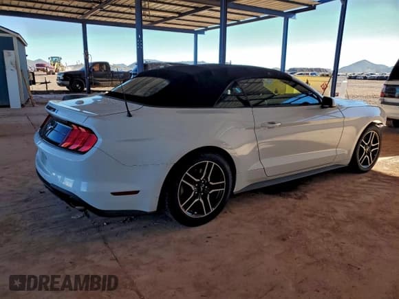 ✅ 2018 Ford Mustang EcoBoost Premium • VIN: 1FATP8UH0J5142737 • Lot: 94531835. Wystawiony na Copart z przebiegiem 70 657 mil. Bezpłatny archiwum sprzedaży aukcyjnych z USA i szczegółowy raport historii pojazdu na DreamBid. Zdjęcie 3.