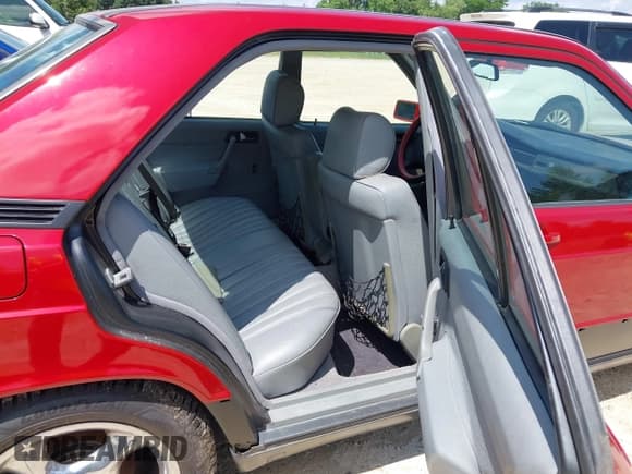 ✅ 1992 Mercedes-Benz 190 • VIN: WDBDA29D1NF879978 • Lot: 42678245. Wystawiony na IAAI z przebiegiem 174 734 mil. Bezpłatny archiwum sprzedaży aukcyjnych z USA i szczegółowy raport historii pojazdu na DreamBid. Zdjęcie 8.