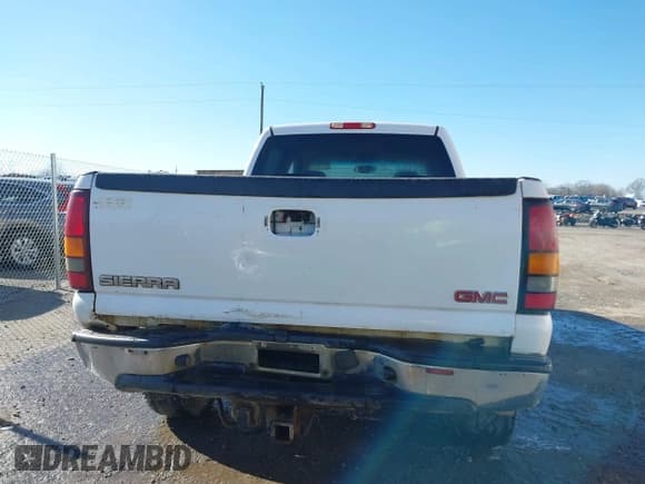 ✅ 2005 GMC Sierra 1500HD SLT • VIN: 1GTGK13U05F811217 • Лот: 41253560. Опубликован ранее на IAAI с пробегом 338 891 миль. Бесплатный доступ к архиву аукционных продаж из США и подробный отчёт об истории автомобиля на DreamBid. Изображение 16.