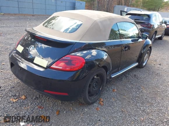 ✅ 2013 Volkswagen Beetle 2.5L • VIN: 3VW5P7AT5DM800733 • Лот: 43569934. Опубликован ранее на IAAI с пробегом 101 836 миль. Бесплатный доступ к архиву аукционных продаж из США и подробный отчёт об истории автомобиля на DreamBid. Изображение 4.