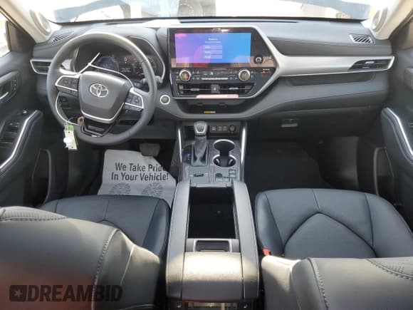 ✅ 2025 Toyota Highlander Hybrid Platinum • VIN: 5TDEBRCH9SS667851 • Lot: 84902615. Listed on Copart with 3,921 mi. Free auction sales archive from the USA and detailed vehicle history report at DreamBid. Image 8.