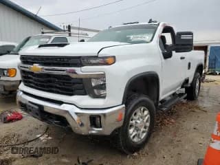 ✅ 2024 Chevrolet Silverado 2500HD • VIN: 1GC3YNEY6RF101989 • Lot: 85584854. Wystawiony na Copart z przebiegiem Nie podano. Bezpłatny archiwum sprzedaży aukcyjnych z USA i szczegółowy raport historii pojazdu na DreamBid. Zdjęcie 1.