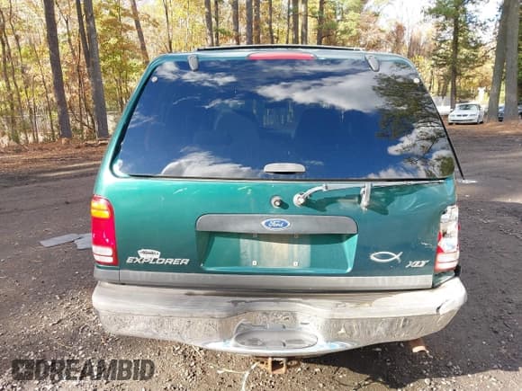 ✅ 2001 Ford Explorer XLT • VIN: 1FMZU83P91ZA60435 • Lot: 43648533. Listed on IAAI with 151,429 mi. Free auction sales archive from the USA and detailed vehicle history report at DreamBid. Image 16.