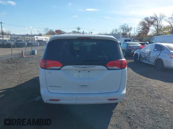 ✅ 2017 Chrysler Pacifica LX • VIN: 2C4RC1CG8HR521157 • Lot: 43709557. Wystawiony na IAAI z przebiegiem 104 885 mil. Bezpłatny archiwum sprzedaży aukcyjnych z USA i szczegółowy raport historii pojazdu na DreamBid. Zdjęcie 15.