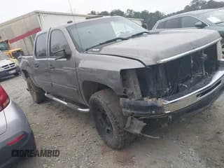 ✅ 2007 Chevrolet Silverado 2500HD 1LT • VIN: 1GCHK23647F502476 • Lot: 41183650. Wystawiony na IAAI z przebiegiem 290 556 mil. Bezpłatny archiwum sprzedaży aukcyjnych z USA i szczegółowy raport historii pojazdu na DreamBid. Zdjęcie 1.