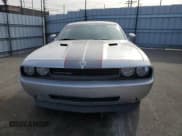 ✅ 2010 Dodge Challenger SE • VIN: 2B3CJ4DVXAH219814 • Lot: 42195015. Wystawiony na Copart z przebiegiem Nie podano. Bezpłatny archiwum sprzedaży aukcyjnych z USA i szczegółowy raport historii pojazdu na DreamBid. Zdjęcie 5.