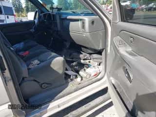 2004 Chevrolet Silverado 2500HD LS z VIN 1GCHK29294E264047, wystawiony jako IAAI lot #43403009 z przebiegiem 138 810 mil mil oraz . Historia ofert i sprzedaży dostępna na DreamBid. Obrazek 5.