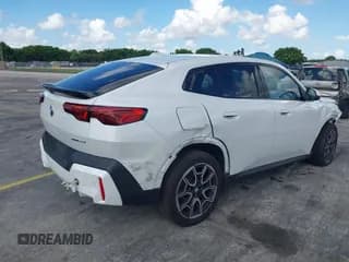 ✅ 2025 BMW X2 xDrive28i • VIN: WBX63GM03S5038173 • Lot: 42500566. Wystawiony na IAAI z przebiegiem 13 387 mil. Bezpłatny archiwum sprzedaży aukcyjnych z USA i szczegółowy raport historii pojazdu na DreamBid. Zdjęcie 4.