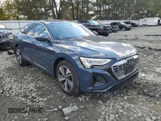 ✅ 2024 Audi Q8 e-tron Sportback S line Premium Plus • VIN: WA1CABGE4RB055585 • Lot: 82671455. Wystawiony na Copart z przebiegiem 11 825 mil. Bezpłatny archiwum sprzedaży aukcyjnych z USA i szczegółowy raport historii pojazdu na DreamBid. Zdjęcie 4.