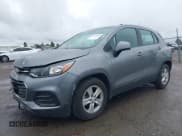 ✅ 2020 Chevrolet Trax LS • VIN: 3GNCJKSB9LL159716 • Lot: 43704981. Wystawiony na IAAI z przebiegiem 84 930 mil. Bezpłatny archiwum sprzedaży aukcyjnych z USA i szczegółowy raport historii pojazdu na DreamBid. Zdjęcie 2.