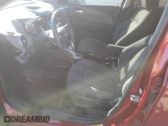 ✅ 2015 Chevrolet Sonic LT • VIN: 1G1JC6SB9F4115056 • Lot: 86818485. Wystawiony na Copart z przebiegiem 109 605 mil mil. Skorzystaj z bezpłatnego archiwum sprzedaży aukcyjnych z USA i zobacz szczegółowy raport historii pojazdu na DreamBid. Zdjęcie 7.