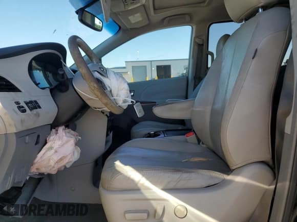 ✅ 2011 Toyota Sienna XLE • VIN: 5TDYK3DC2BS132468 • Lot: 82339955. Listed on Copart with 220,109 mi. Free auction sales archive from the USA and detailed vehicle history report at DreamBid. Image 7.