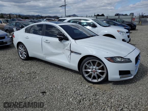 ✅ 2016 Jaguar XF 35t Prestige • VIN: SAJBE4BV2GCY13957 • Lot: 82352515. Listed on Copart with 48,050 mi. Free auction sales archive from the USA and detailed vehicle history report at DreamBid. Image 4.