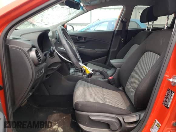 2019 Hyundai Kona SEL z VIN KM8K2CAA1KU387709, wystawiony jako Copart lot #57158563 z przebiegiem 44 716 mil mil oraz . Historia ofert i sprzedaży dostępna na DreamBid. Obrazek 7.