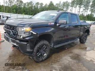 ✅ 2022 Chevrolet Silverado 1500 Custom Trail Boss • VIN: 3GCPYCEL1NG211884 • Lot: 59279335. Wystawiony na Copart z przebiegiem 26 869 mil. Bezpłatny archiwum sprzedaży aukcyjnych z USA i szczegółowy raport historii pojazdu na DreamBid. Zdjęcie 1.