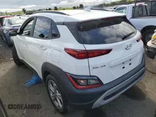 ✅ 2022 Hyundai Kona SEL • VIN: KM8K62AB8NU811057 • Лот: 45872244. Опубликован ранее на Copart с пробегом 25 636 миль. Бесплатный доступ к архиву аукционных продаж из США и подробный отчёт об истории автомобиля на DreamBid. Изображение 2.