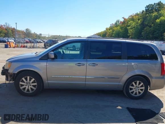 ✅ 2013 Chrysler Town & Country Touring • VIN: 2C4RC1BG0DR734700 • Lot: 43383519. Wystawiony na IAAI z przebiegiem 177 012 mil. Bezpłatny archiwum sprzedaży aukcyjnych z USA i szczegółowy raport historii pojazdu na DreamBid. Zdjęcie 14.
