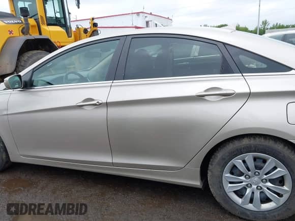 2011 Hyundai Sonata GLS z VIN 5NPEB4AC3BH158368, wystawiony jako IAAI lot #42354939 z przebiegiem 120 918 mil mil oraz . Historia ofert i sprzedaży dostępna na DreamBid. Obrazek 14.