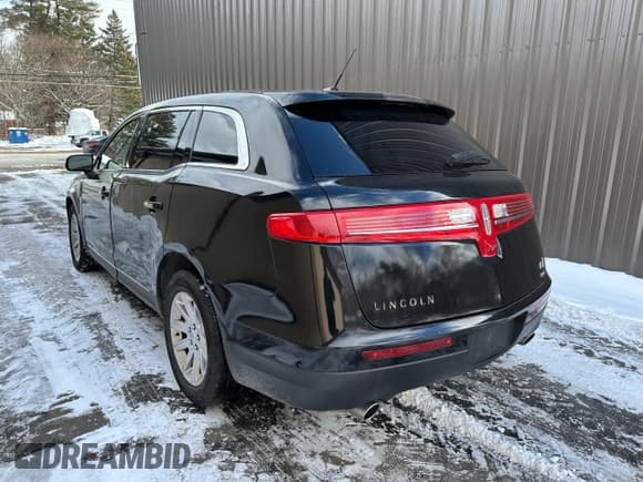✅ 2019 Lincoln MKT • VIN: 2LMHJ5NK1KBL00882 • Lot: 44974075. Wystawiony na Copart z przebiegiem 256 091 mil. Bezpłatny archiwum sprzedaży aukcyjnych z USA i szczegółowy raport historii pojazdu na DreamBid. Zdjęcie 3.