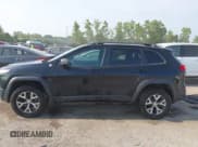 ✅ 2017 Jeep Cherokee Trailhawk • VIN: 1C4PJMBB5HW581070 • Лот: 42783250. Опубликован ранее на IAAI с пробегом 171 128 миль. Бесплатный доступ к архиву аукционных продаж из США и подробный отчёт об истории автомобиля на DreamBid. Изображение 15.