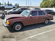 ✅ 1981 Mercedes-Benz 240 • VIN: WDB12312312210652 • Lot: 73216174. Wystawiony na Copart z przebiegiem 148 357 mil. Bezpłatny archiwum sprzedaży aukcyjnych z USA i szczegółowy raport historii pojazdu na DreamBid. Zdjęcie 1.