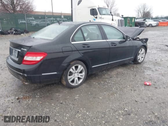 ✅ 2011 Mercedes-Benz C 300 Sport • VIN: WDDGF8BB4BR173695 • Lot: 41863191. Wystawiony na IAAI z przebiegiem 84 165 mil. Bezpłatny archiwum sprzedaży aukcyjnych z USA i szczegółowy raport historii pojazdu na DreamBid. Zdjęcie 4.