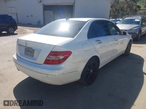 ✅ 2014 Mercedes-Benz C 250 Sport • VIN: WDDGF4HB1EA893149 • Lot: 41865343. Wystawiony na IAAI z przebiegiem 188 557 mil. Bezpłatny archiwum sprzedaży aukcyjnych z USA i szczegółowy raport historii pojazdu na DreamBid. Zdjęcie 4.