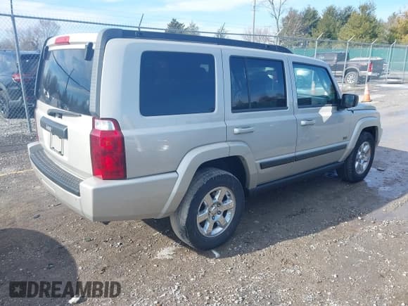 ✅ 2007 Jeep Commander Sport • VIN: 1J8HG48KX7C669647 • Lot: 41607617. Wystawiony na IAAI z przebiegiem 333 861 mil. Bezpłatny archiwum sprzedaży aukcyjnych z USA i szczegółowy raport historii pojazdu na DreamBid. Zdjęcie 4.