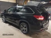 ✅ 2018 Toyota Highlander LE • VIN: 5TDBZRFH4JS820340 • Lot: 41221682. Wystawiony na IAAI z przebiegiem 121 243 mil. Bezpłatny archiwum sprzedaży aukcyjnych z USA i szczegółowy raport historii pojazdu na DreamBid. Zdjęcie 3.