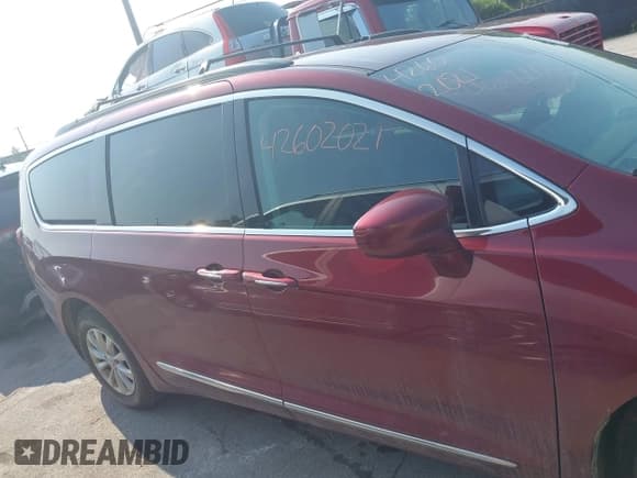 ✅ 2017 Chrysler Pacifica Touring L • VIN: 2C4RC1BG2HR593960 • Лот: 42602021. Опубликован ранее на IAAI с пробегом 135 359 миль. Бесплатный доступ к архиву аукционных продаж из США и подробный отчёт об истории автомобиля на DreamBid. Изображение 13.