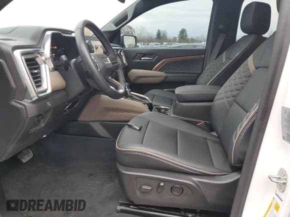 ✅ 2023 GMC Canyon 4WD Denali • VIN: 1GTP6FEK4P1170117 • Lot: 79362674. Wystawiony na Copart z przebiegiem 12 880 mil. Bezpłatny archiwum sprzedaży aukcyjnych z USA i szczegółowy raport historii pojazdu na DreamBid. Zdjęcie 7.