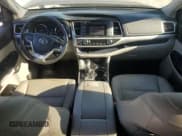 ✅ 2015 Toyota Highlander LE Plus • VIN: 5TDBKRFH9FS191699 • Lot: 86107525. Wystawiony na Copart z przebiegiem 143 115 mil. Bezpłatny archiwum sprzedaży aukcyjnych z USA i szczegółowy raport historii pojazdu na DreamBid. Zdjęcie 8.