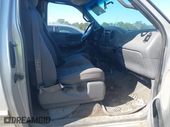 ✅ 2002 Ford F-150 XL • VIN: 1FTRX18L42NA92842 • Lot: 43592828. Wystawiony na IAAI z przebiegiem Nie podano. Bezpłatny archiwum sprzedaży aukcyjnych z USA i szczegółowy raport historii pojazdu na DreamBid. Zdjęcie 5.