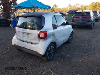 ✅ 2016 Smart fortwo Prime • VIN: WMEFJ5DA1GK061459 • Lot: 43707892. Wystawiony na IAAI z przebiegiem 98 804 mil. Bezpłatny archiwum sprzedaży aukcyjnych z USA i szczegółowy raport historii pojazdu na DreamBid. Zdjęcie 4.