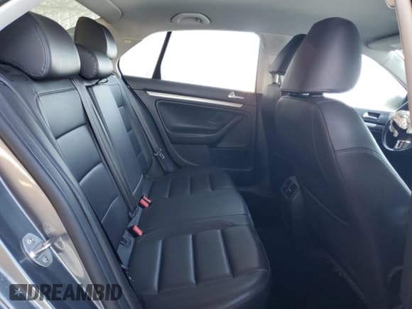 ✅ 2010 Volkswagen Jetta Limited Edition • VIN: 3VWAZ7AJ8AM099270 • Lot: 82546295. Wystawiony na Copart z przebiegiem 95 622 mil. Bezpłatny archiwum sprzedaży aukcyjnych z USA i szczegółowy raport historii pojazdu na DreamBid. Zdjęcie 10.