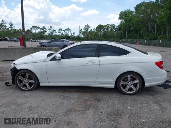 ✅ 2014 Mercedes-Benz C 250 • VIN: WDDGJ4HB1EG291119 • Лот: 42868508. Опубликован ранее на IAAI с пробегом 103 120 миль. Бесплатный доступ к архиву аукционных продаж из США и подробный отчёт об истории автомобиля на DreamBid. Изображение 15.