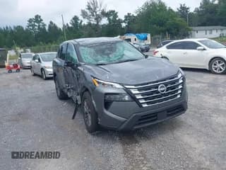 ✅ 2025 Nissan Rogue S • VIN: 5N1BT3AA8SC792520 • Лот: 43038630. Опубликован ранее на IAAI с пробегом 11 310 миль. Бесплатный доступ к архиву аукционных продаж из США и подробный отчёт об истории автомобиля на DreamBid. Изображение 1.