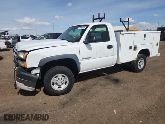 ✅ 2005 Chevrolet Silverado 2500HD Work Truck • VIN: 1GCHK24U25E272145 • Лот: 47995835. Опубликован ранее на Copart с пробегом 62 911 миль. Бесплатный доступ к архиву аукционных продаж из США и подробный отчёт об истории автомобиля на DreamBid. Изображение 1.